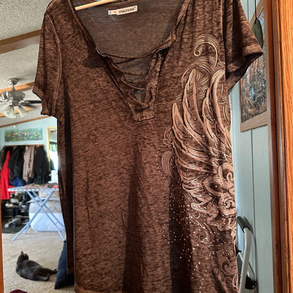 Maurices Charcoal Short Sleeve Tee with Artistic Design